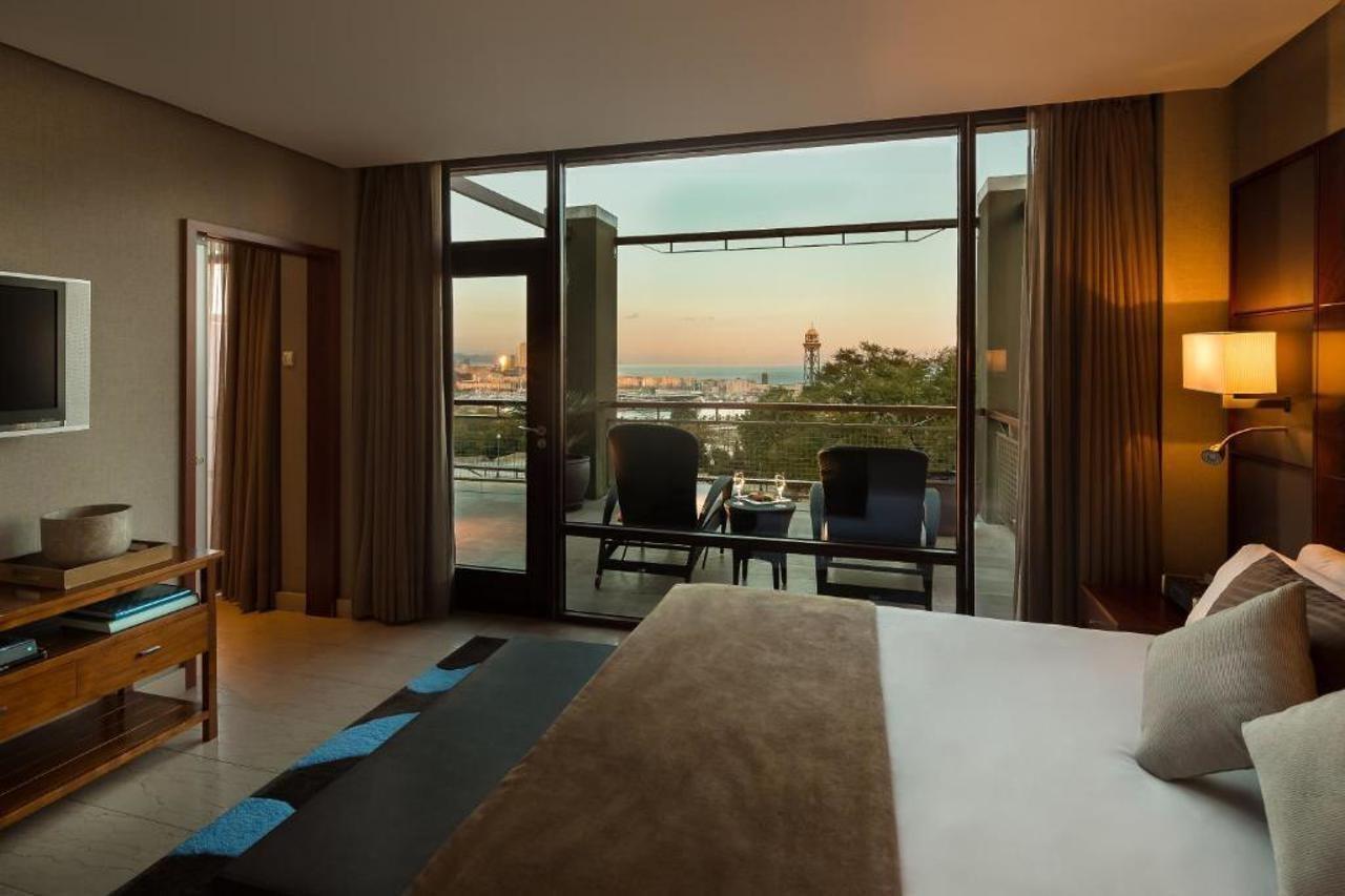 โรงแรมมิรามาร์ บาร์เซโลนา จีแอล ภายนอก รูปภาพ A room at the hotel