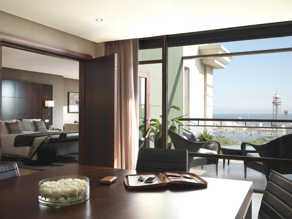 โรงแรมมิรามาร์ บาร์เซโลนา จีแอล ภายนอก รูปภาพ A suite at the Four Seasons Hotel, Alexandria