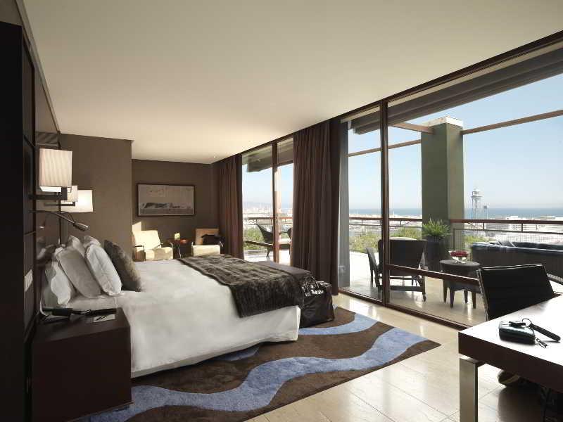 โรงแรมมิรามาร์ บาร์เซโลนา จีแอล ห้อง รูปภาพ A bedroom at the hotel