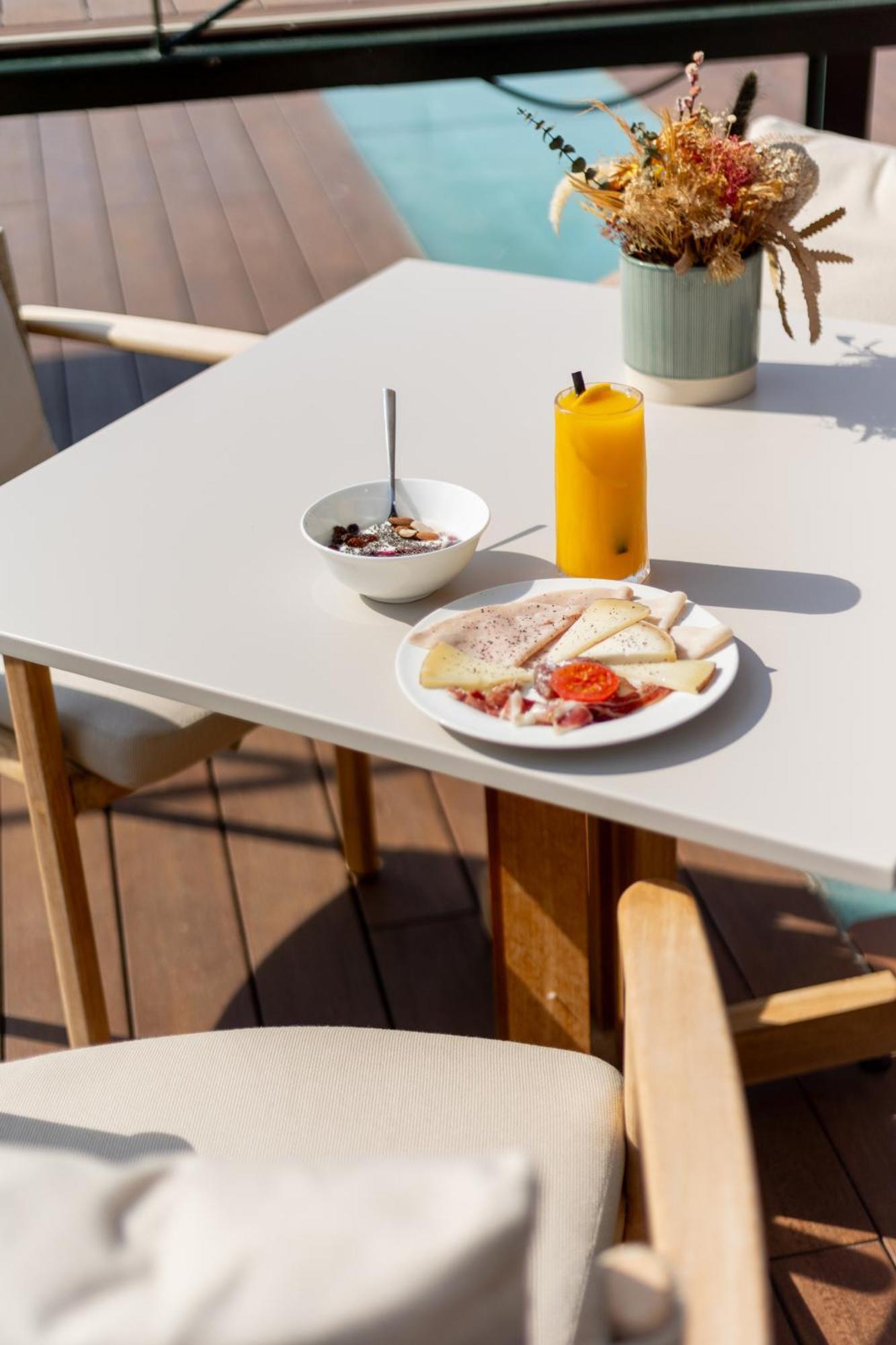 โรงแรมมิรามาร์ บาร์เซโลนา จีแอล ภายนอก รูปภาพ A typical breakfast at the hotel