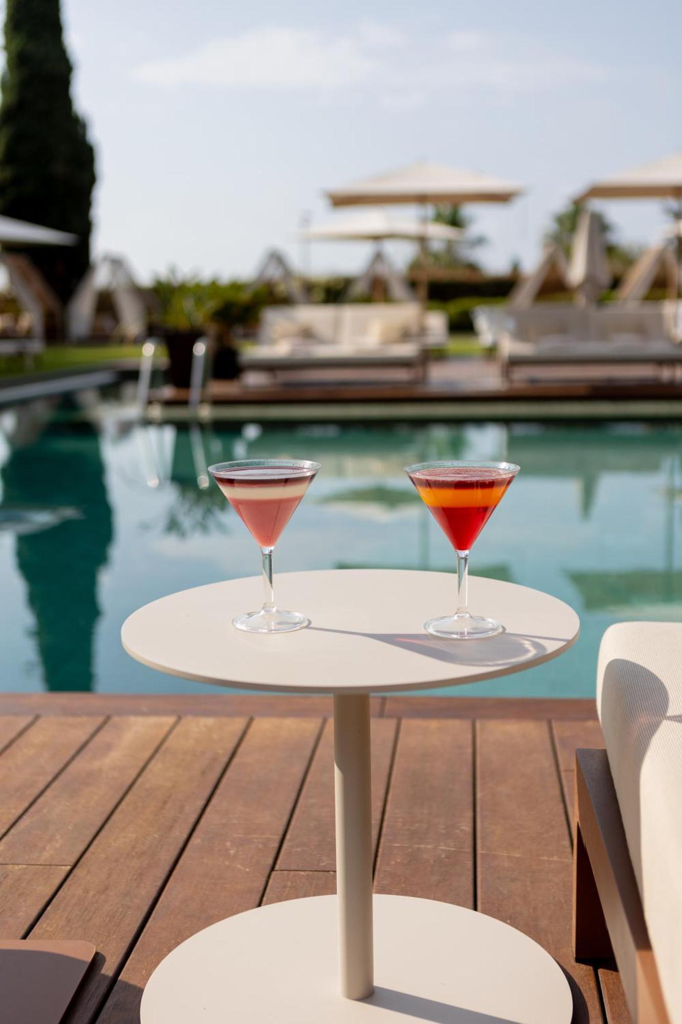 โรงแรมมิรามาร์ บาร์เซโลนา จีแอล ภายนอก รูปภาพ Cocktails at the pool