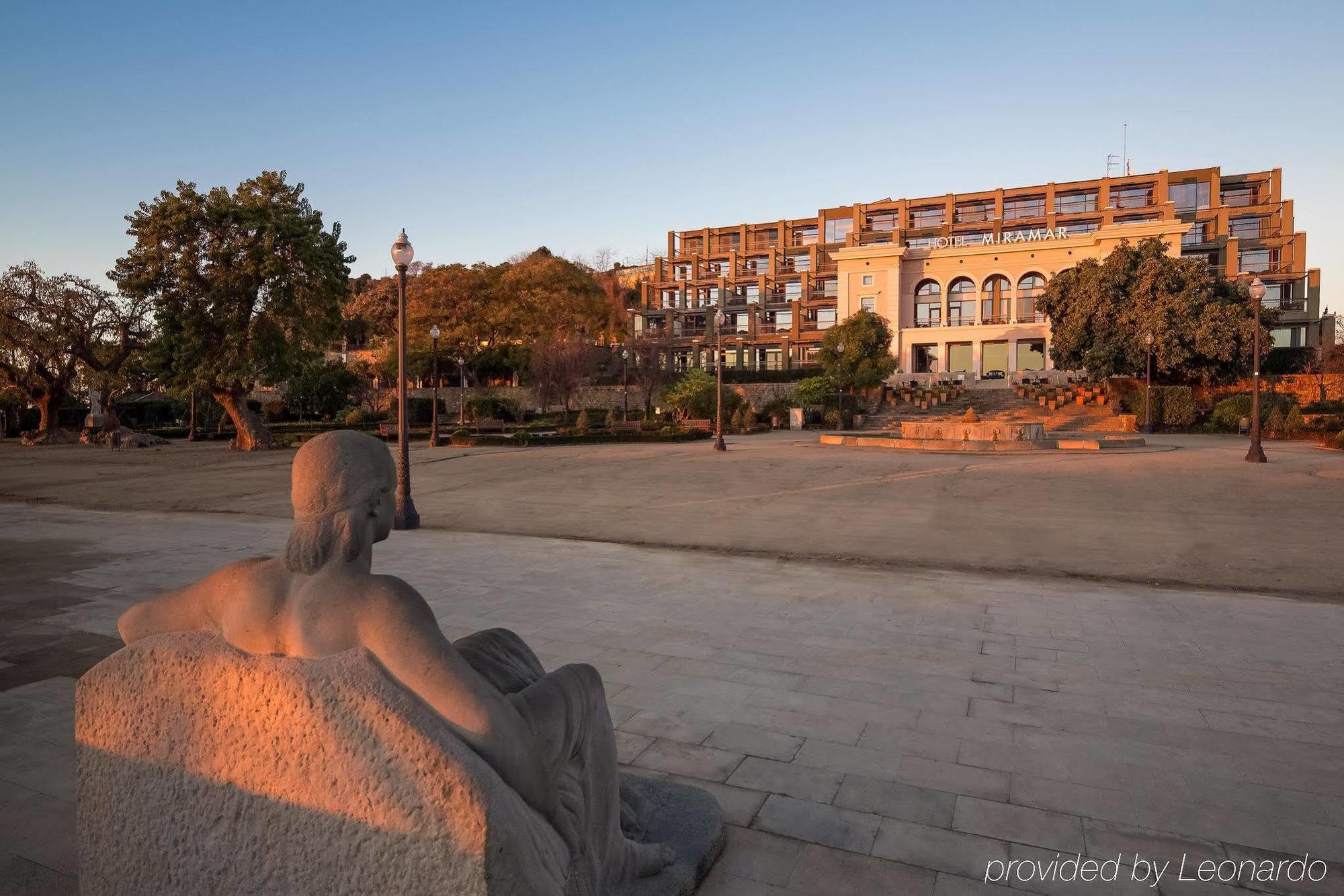 โรงแรมมิรามาร์ บาร์เซโลนา จีแอล ภายนอก รูปภาพ The statue of the "Fisherman" at the entrance of the park