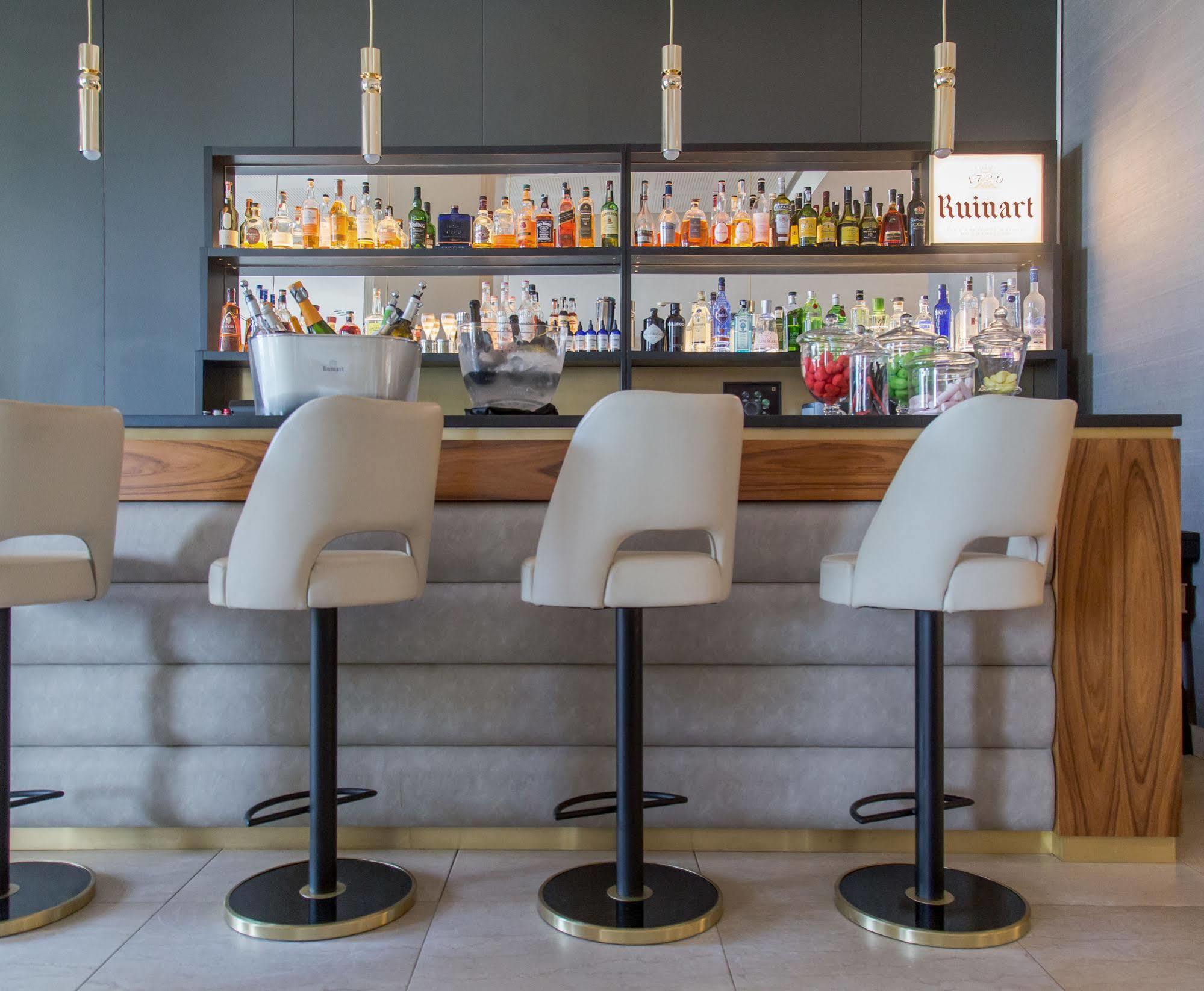 โรงแรมมิรามาร์ บาร์เซโลนา จีแอล ภายนอก รูปภาพ The bar at the hotel